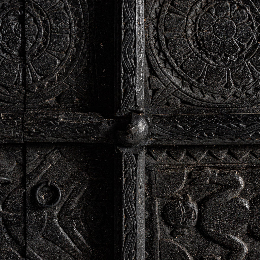 Handgefertigtes Sideboard mit zwei Türen aus antikem Mangoholz in Schwarz - Maison Oudh