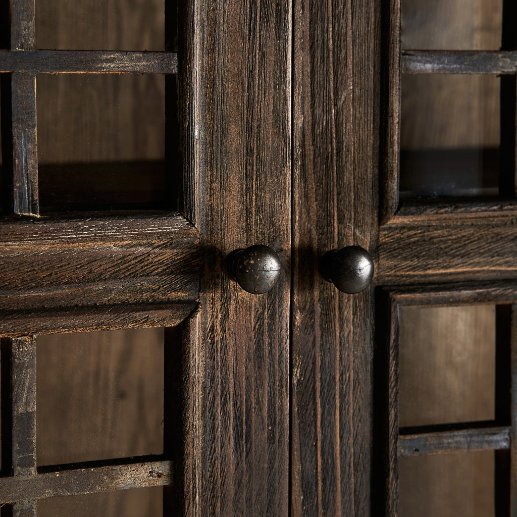 Klassische Vitrine aus Ulmenholz mit zwei dekorativen Türen - Maison Oudh