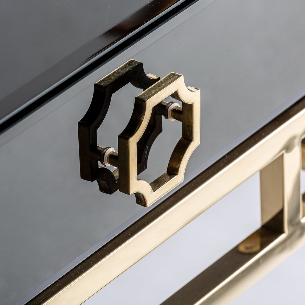 Nachttisch aus schwarzem Kristallglas kombiniert mit goldenen Elementen - Maison Oudh