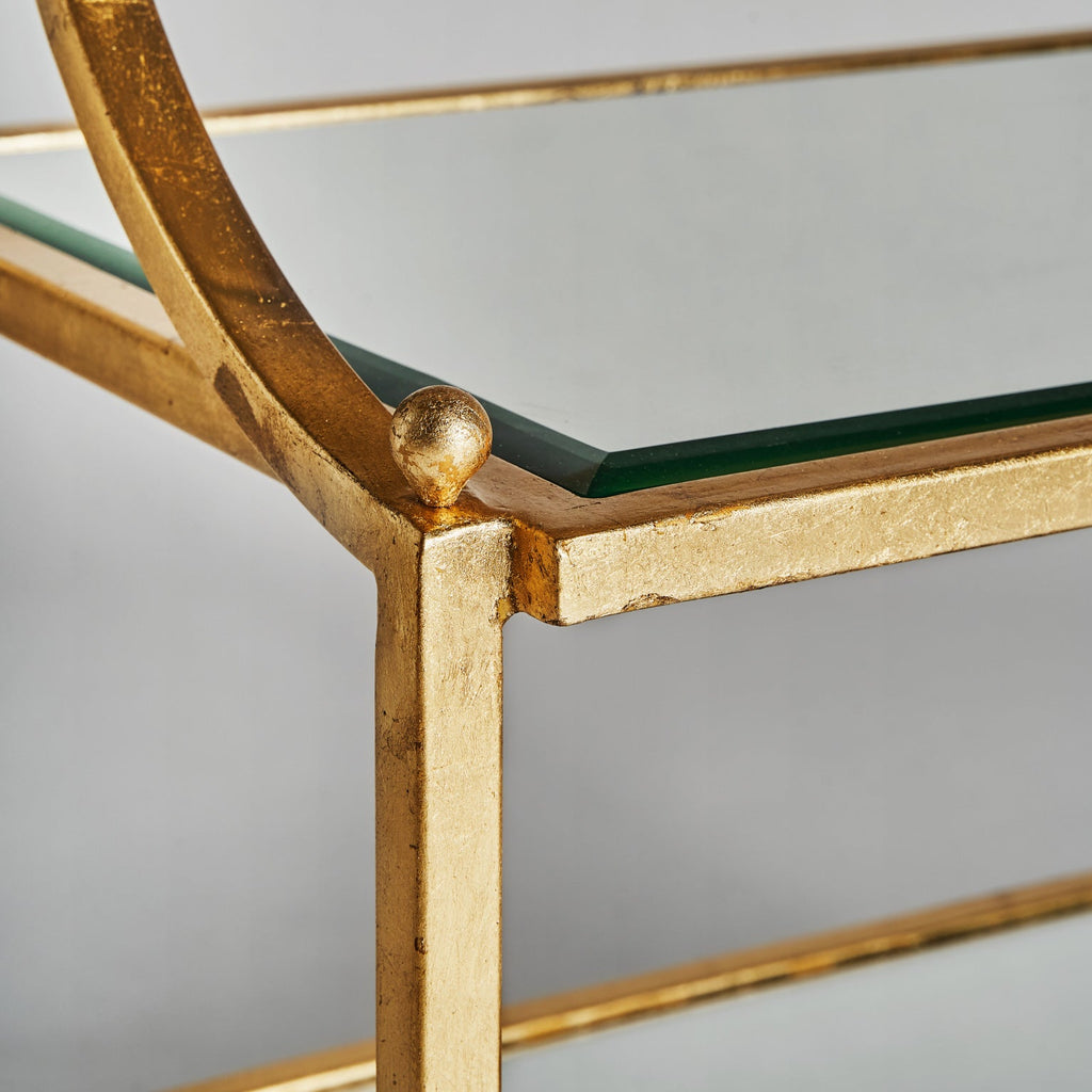 Nachttisch in Gold kombiniert mit drei Glasplatten im Art Deco Design - Maison Oudh