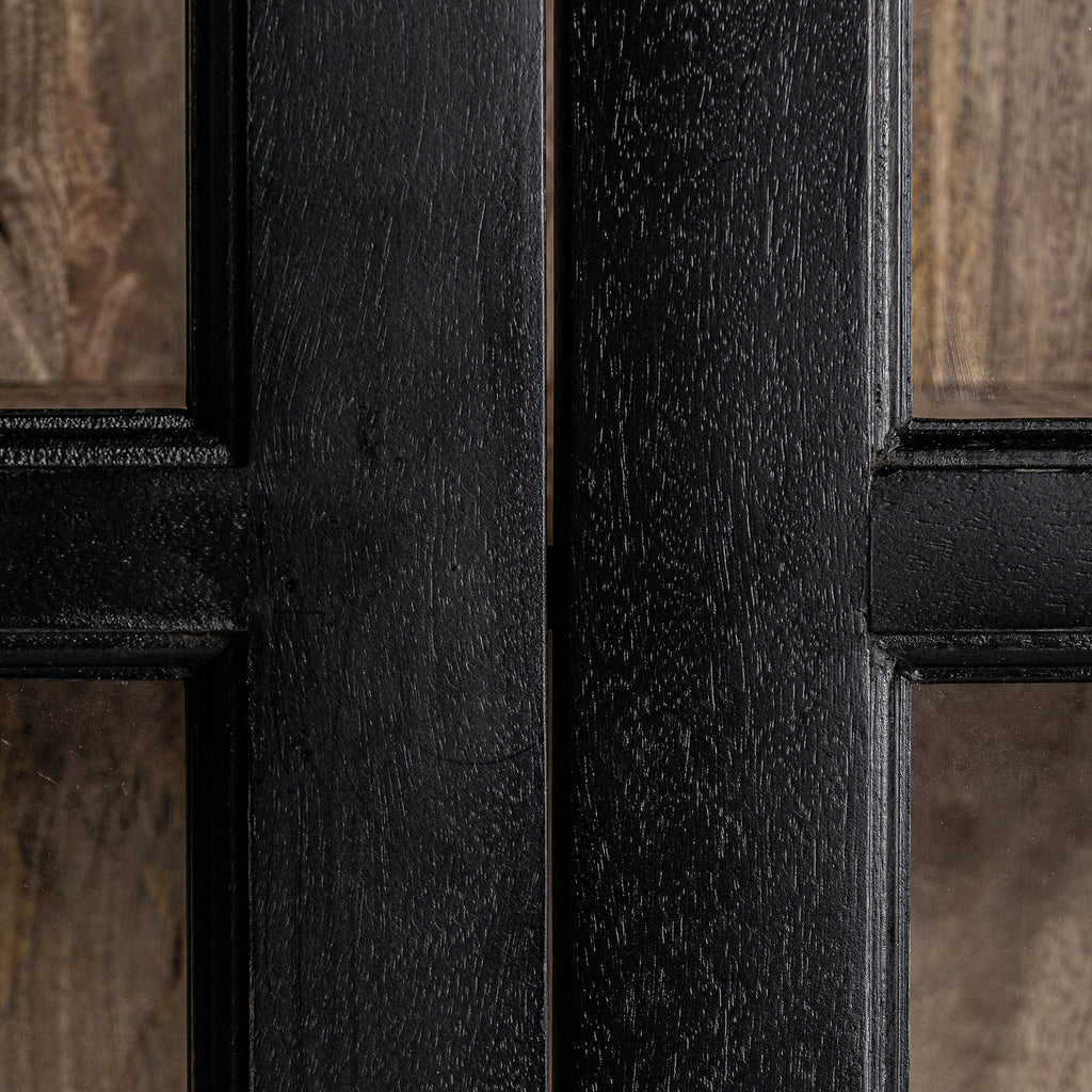 Naturfarbene Vitrine aus Mangoholz im Kolonial Stil kombiniert mit einem schwarzen Rahmen - Maison Oudh