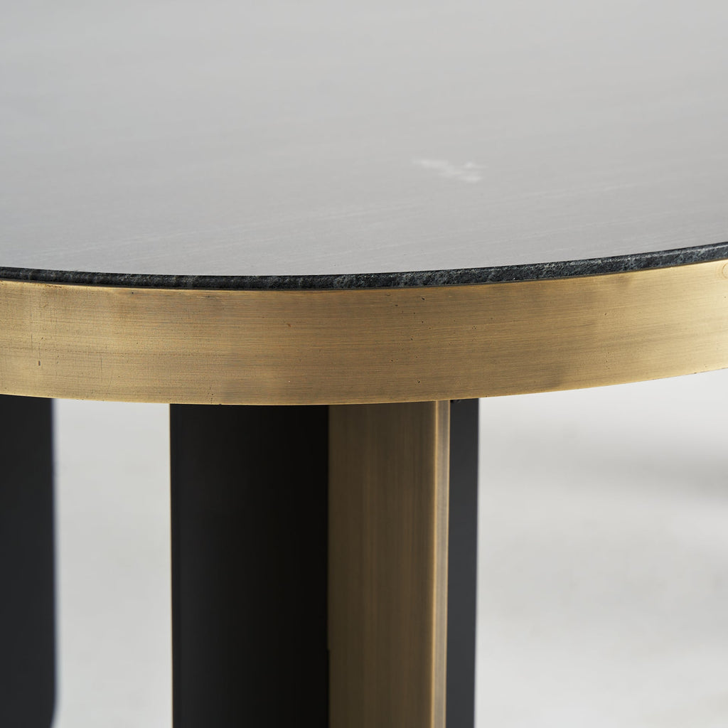 Ovaler Couchtisch ihn Gold kombiniert mit einer Tischplatte aus schwarzem Marmor - Maison Oudh