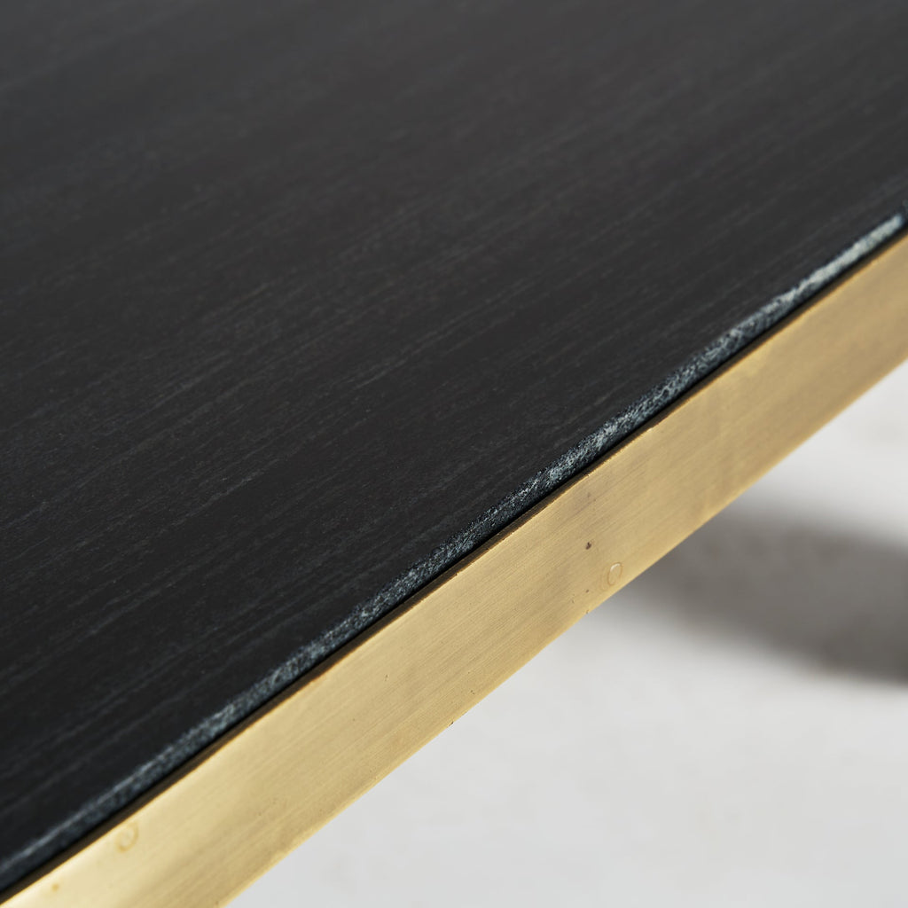 Ovaler Couchtisch ihn Gold kombiniert mit einer Tischplatte aus schwarzem Marmor - Maison Oudh