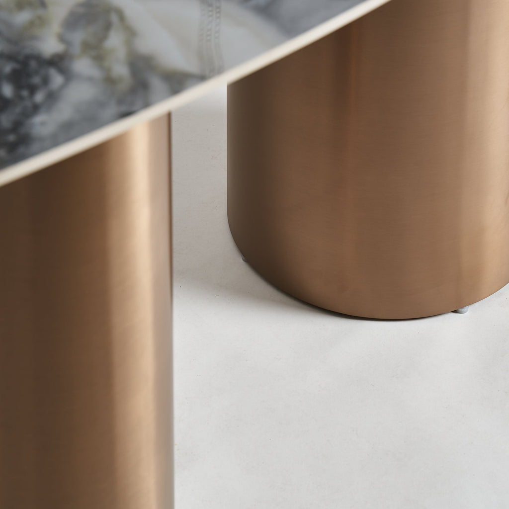 Ovaler Esstisch mit drei Beinen aus Stahl kombiniert mit einer Marmorplatte - Maison Oudh