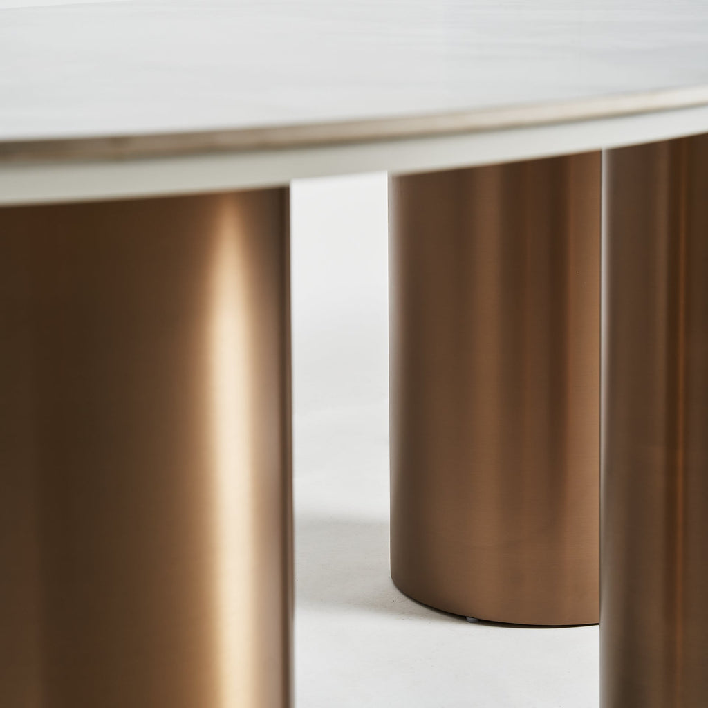 Ovaler Esstisch mit drei Beinen aus Stahl kombiniert mit einer Marmorplatte - Maison Oudh