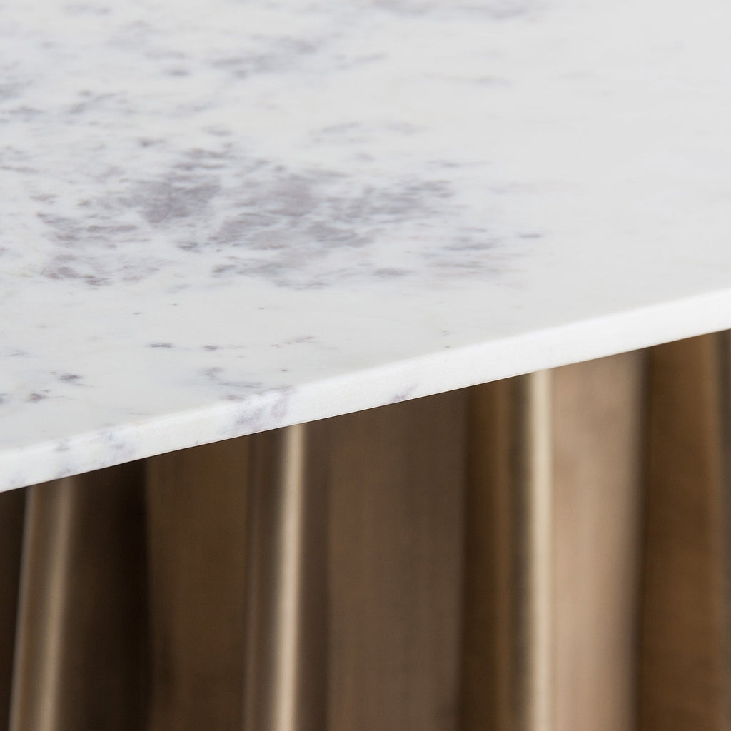 Ovaler Esstisch mit weisser Marmorplatte - Maison Oudh