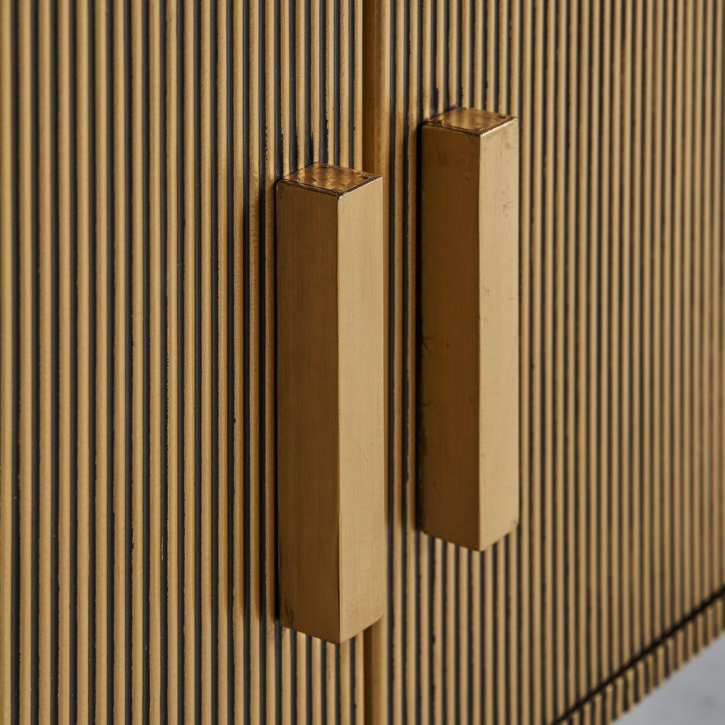 Ovales TV Board in Gold kombiniert mit einer schwarzen Marmorplatte - Maison Oudh