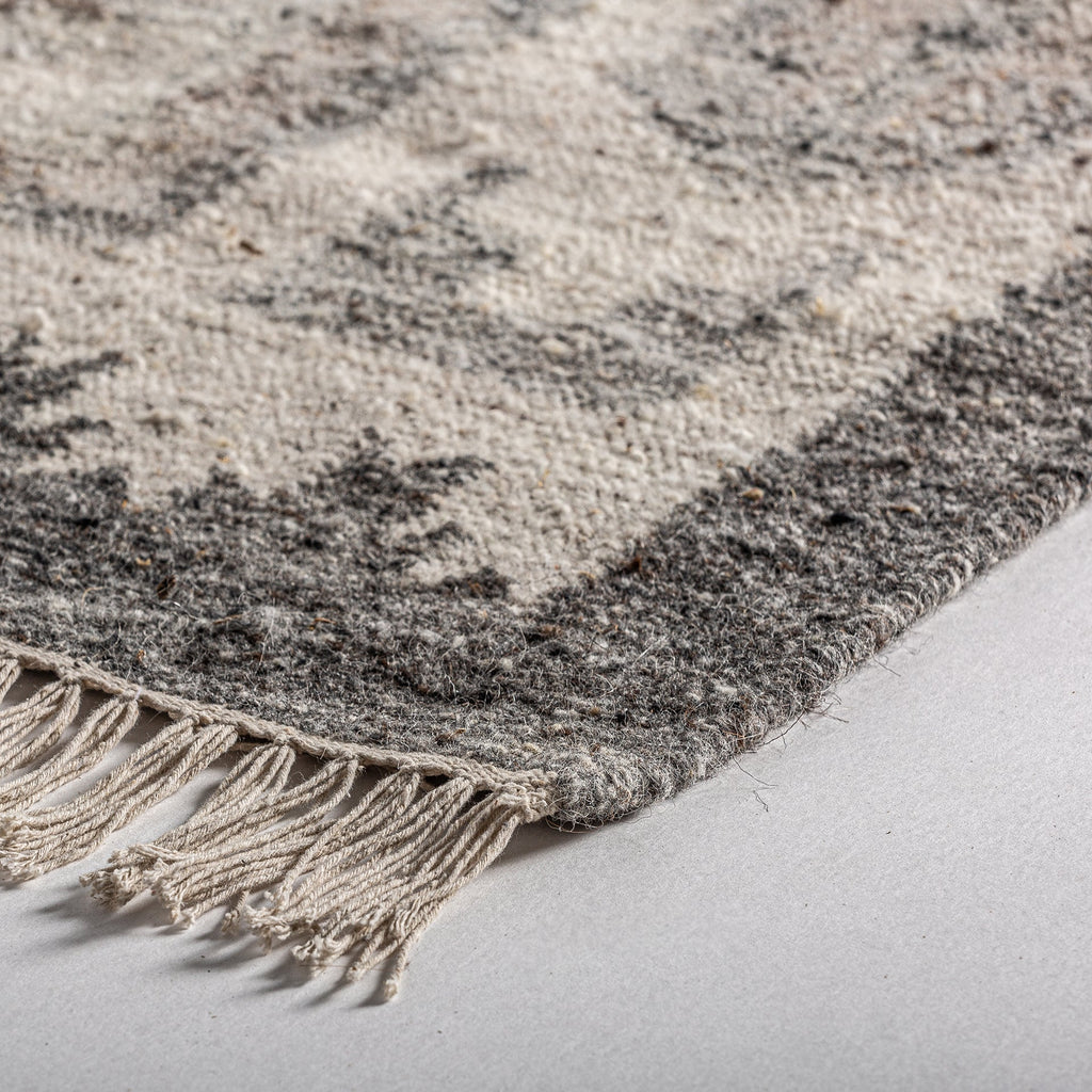 Rechteckiger Ethnic Teppich in Grau und Creme aus Wolle & Naturfasern - Maison Oudh
