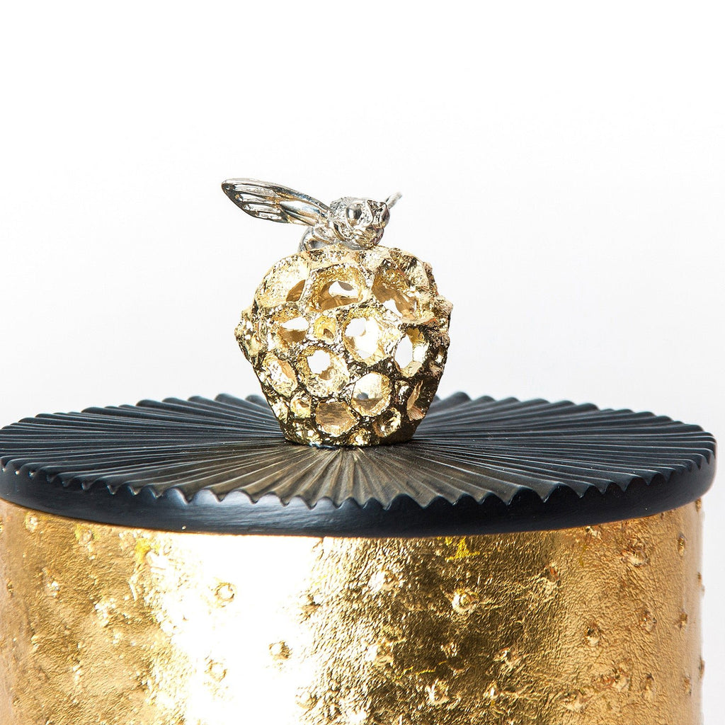 Runde Box in Gold kombiniert mit einem dekorativen Deckel - Maison Oudh