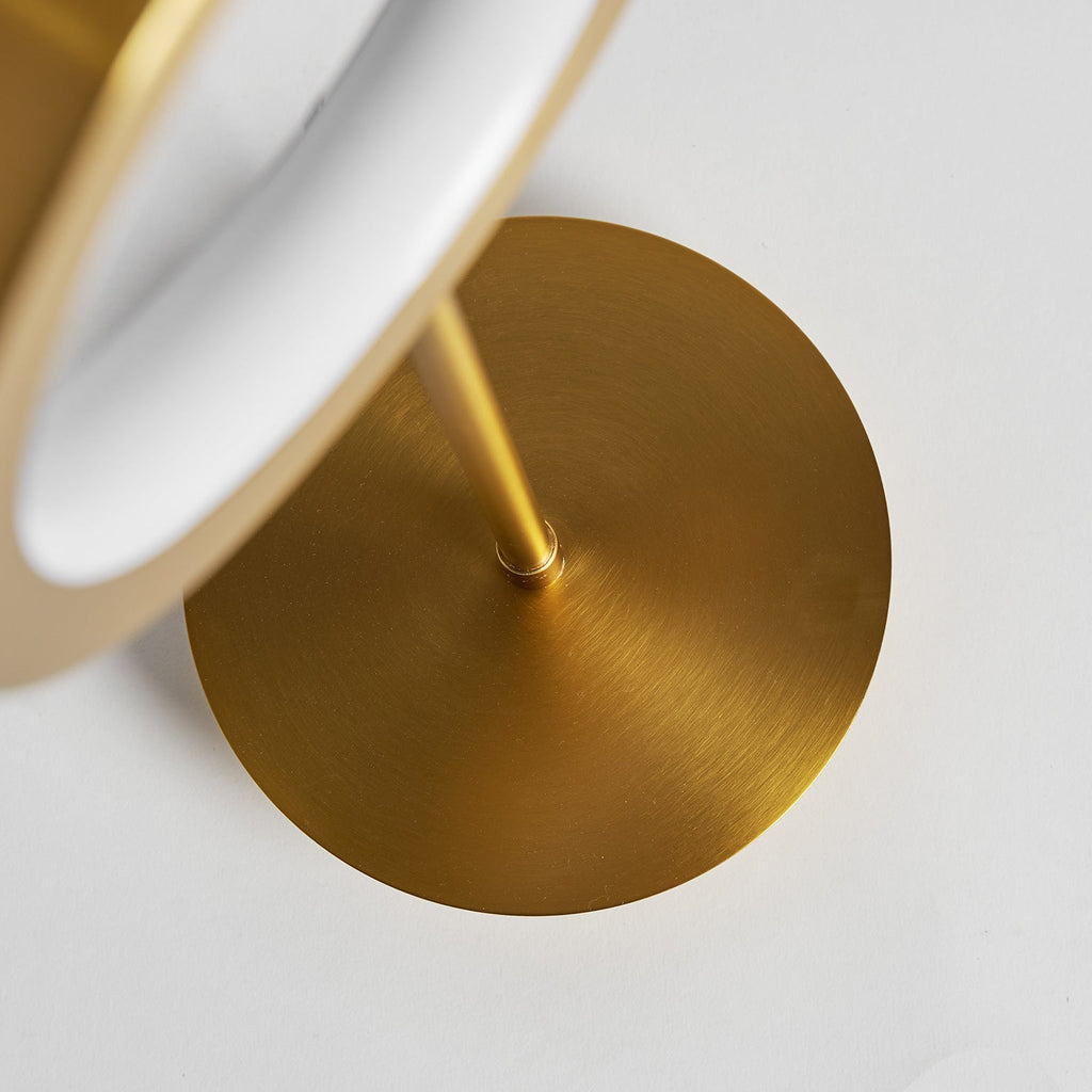 Runde LED Tischlampe in Gold hergestellt aus Messing - Maison Oudh