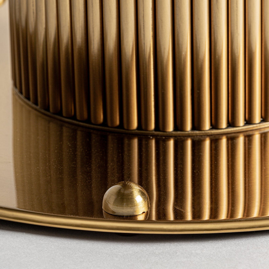 Runder Art Deco Bartisch: Marmor und Stahl in Weiß/Gold - Maison Oudh