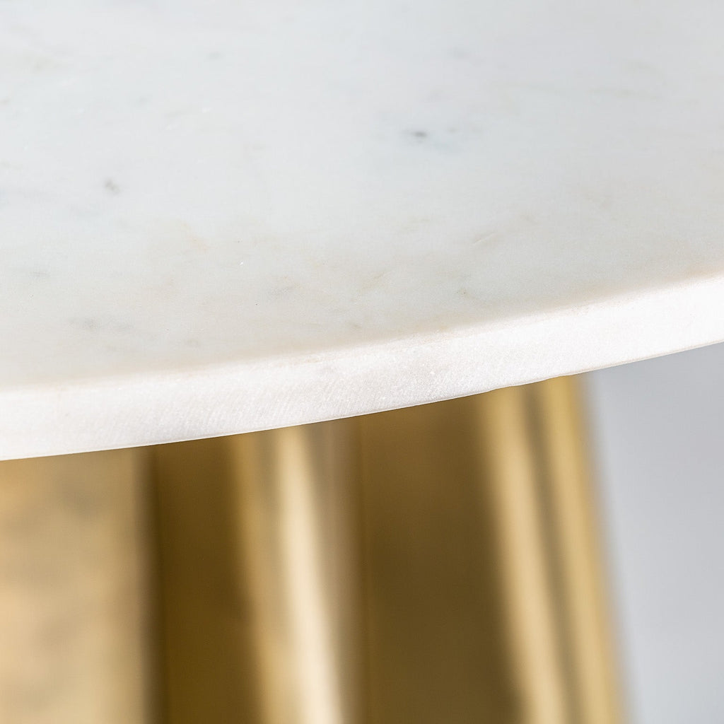 Runder Art Deco Esstisch: Die Fusion von weißem Marmor und goldenem Stahl - Maison Oudh