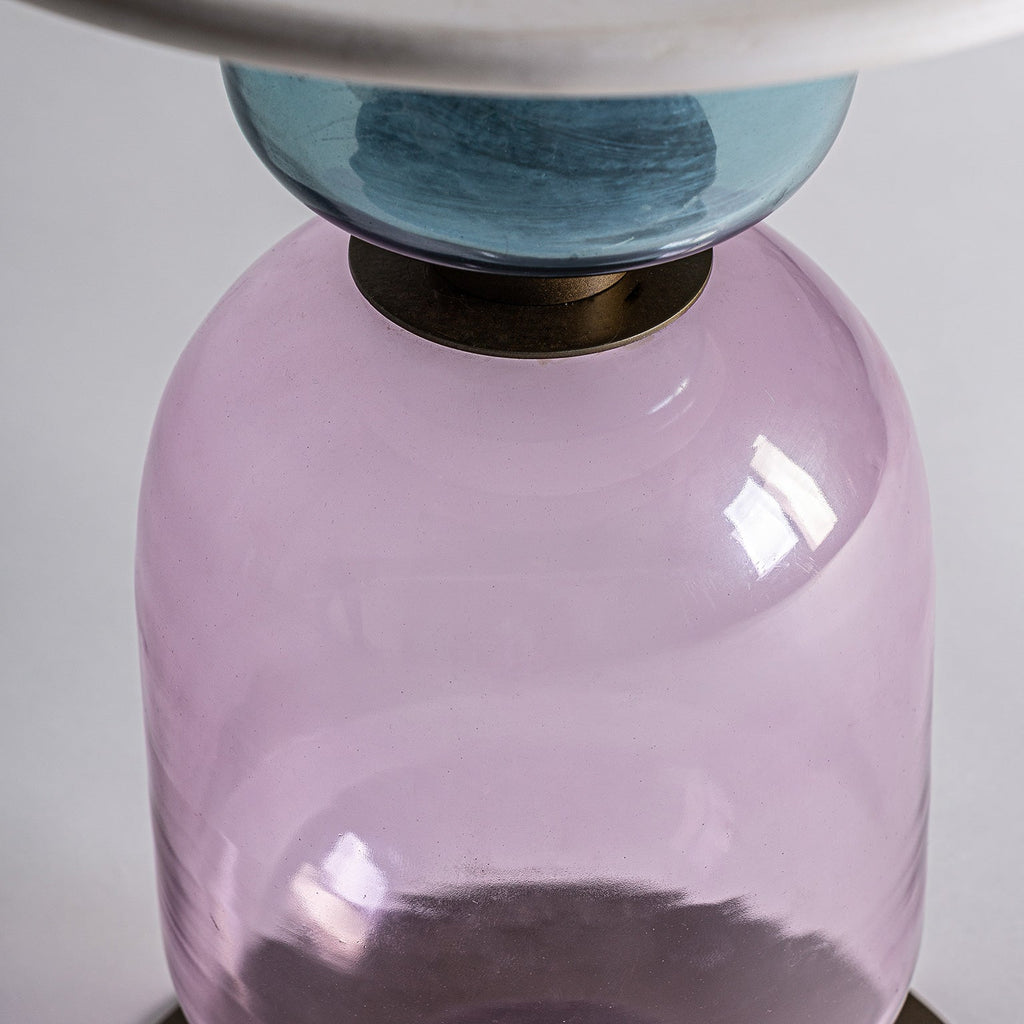 Runder Beistelltisch aus buntem Glas kombiniert mit einer Marmorplatte - Maison Oudh