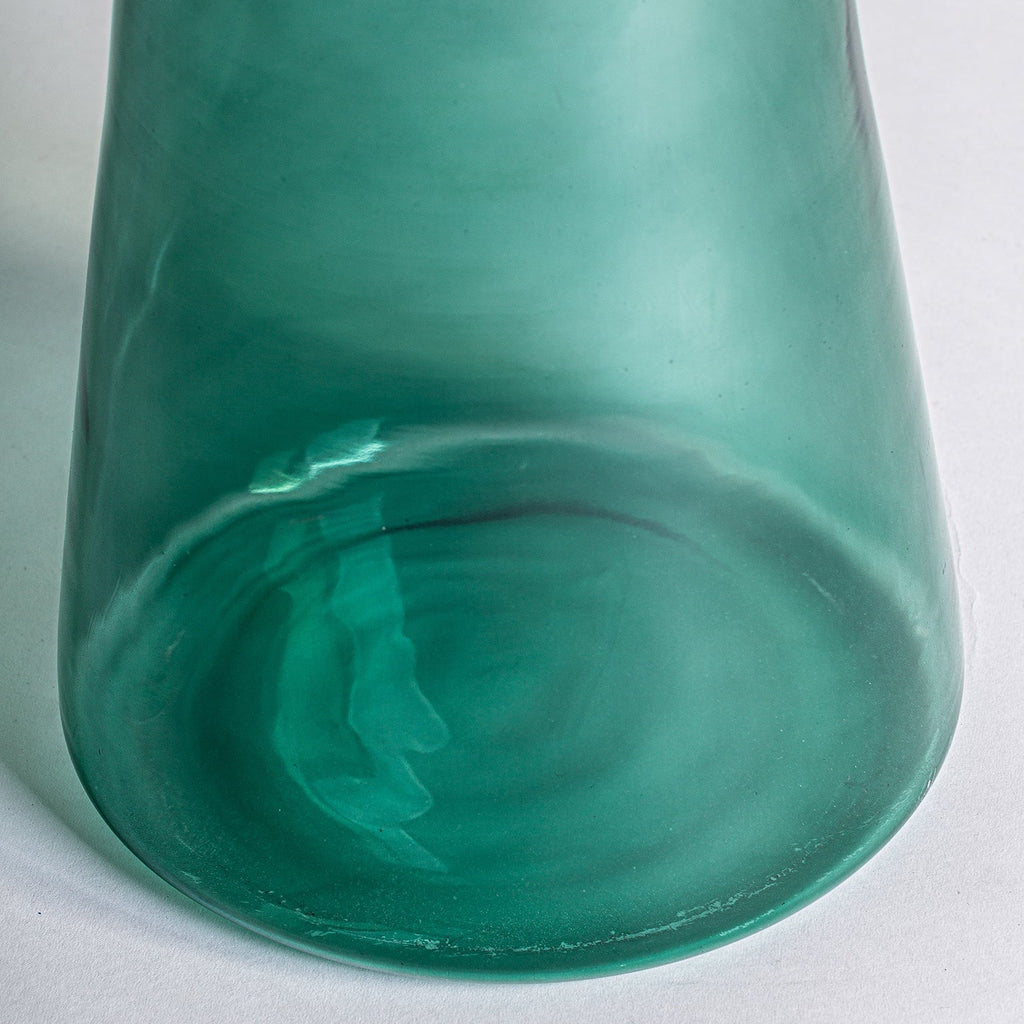 Runder Beistelltisch aus grünem Glas kombiniert mit Gold und Schwarz - Maison Oudh