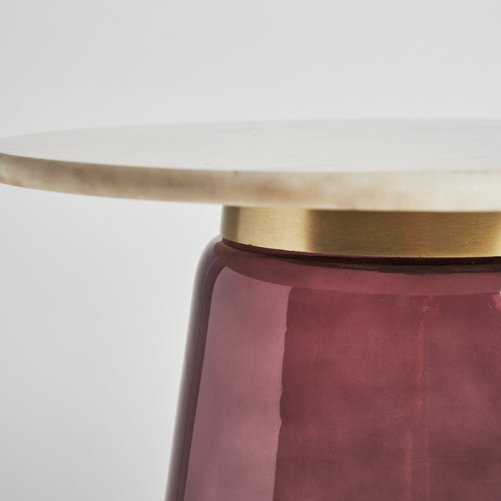 Runder Beistelltisch aus Kristallglas kombiniert mit einer weissen Marmorplatte - Maison Oudh