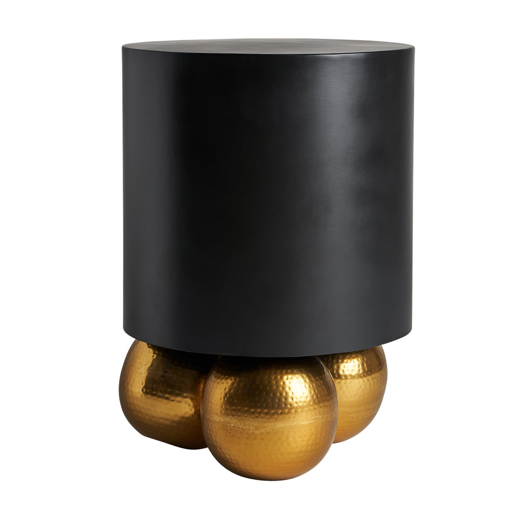 Runder Beistelltisch in Schwarz kombiniert mit drei goldenen Kugelbeinen - Maison Oudh
