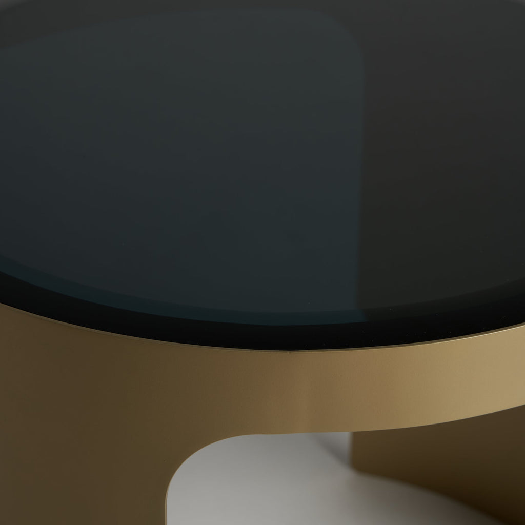 Runder Couchtisch in Gold kombiniert mit einer Tischplatte aus dunklem Kristallglas - Maison Oudh