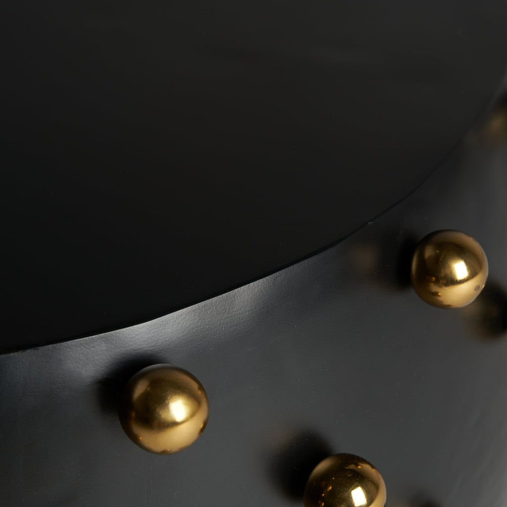 Runder Couchtisch in Schwarz kombiniert mit goldenen Details - Maison Oudh