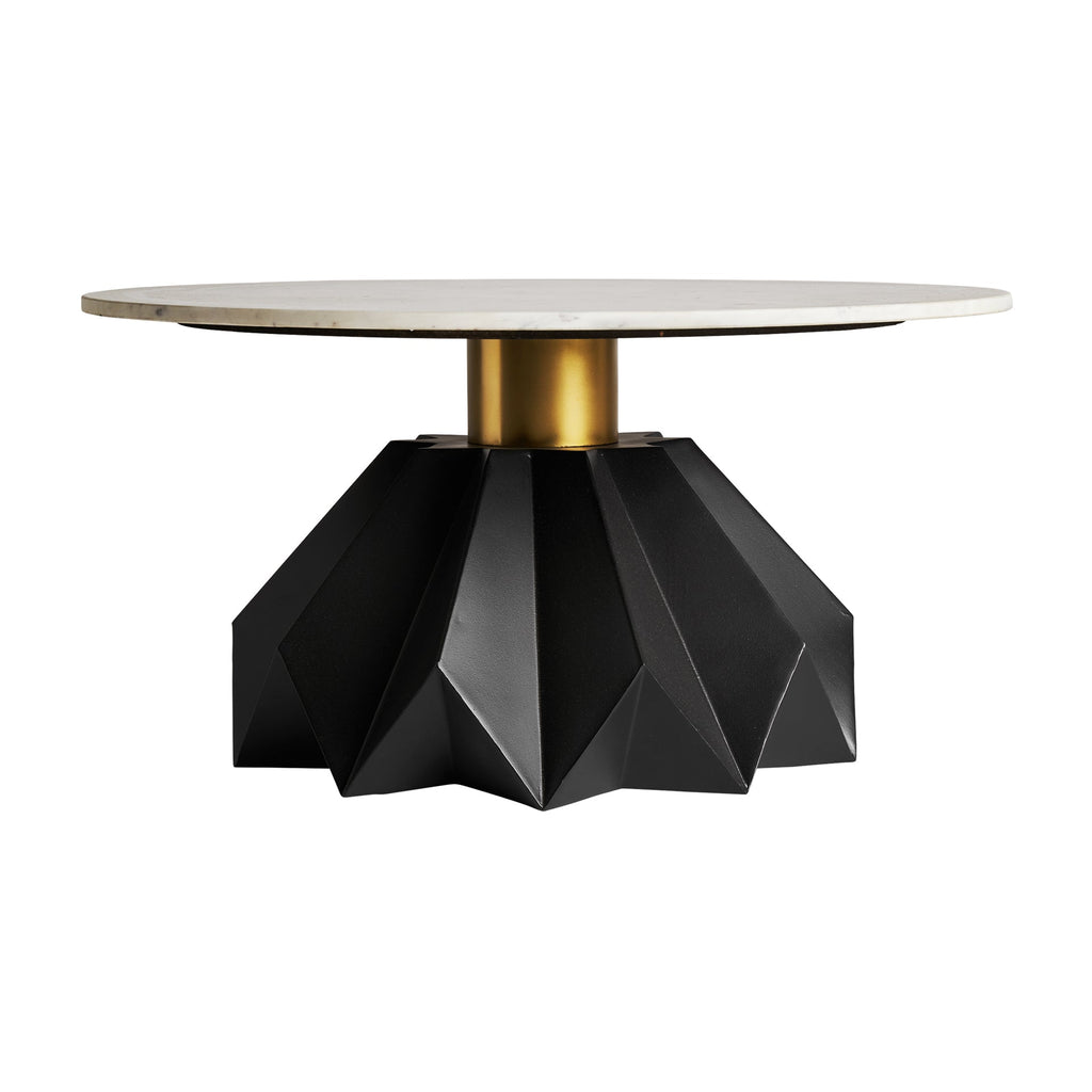 Runder Couchtisch mit einer weissen Marmorplatte auf schwarzem Tischbein - Maison Oudh