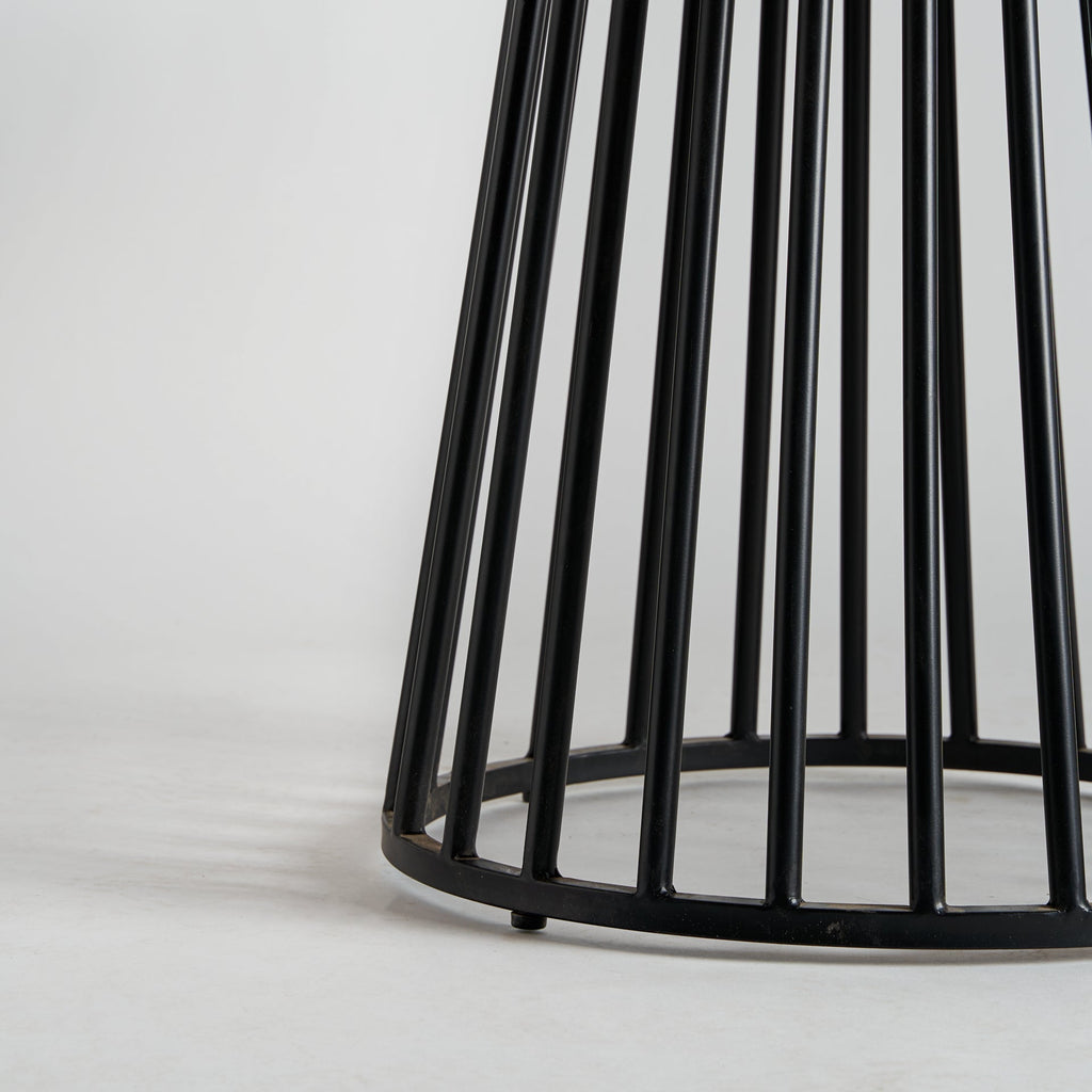 Runder Esstisch aus Akazienholz kombiniert mit einem schwarzen Gestell - Maison Oudh