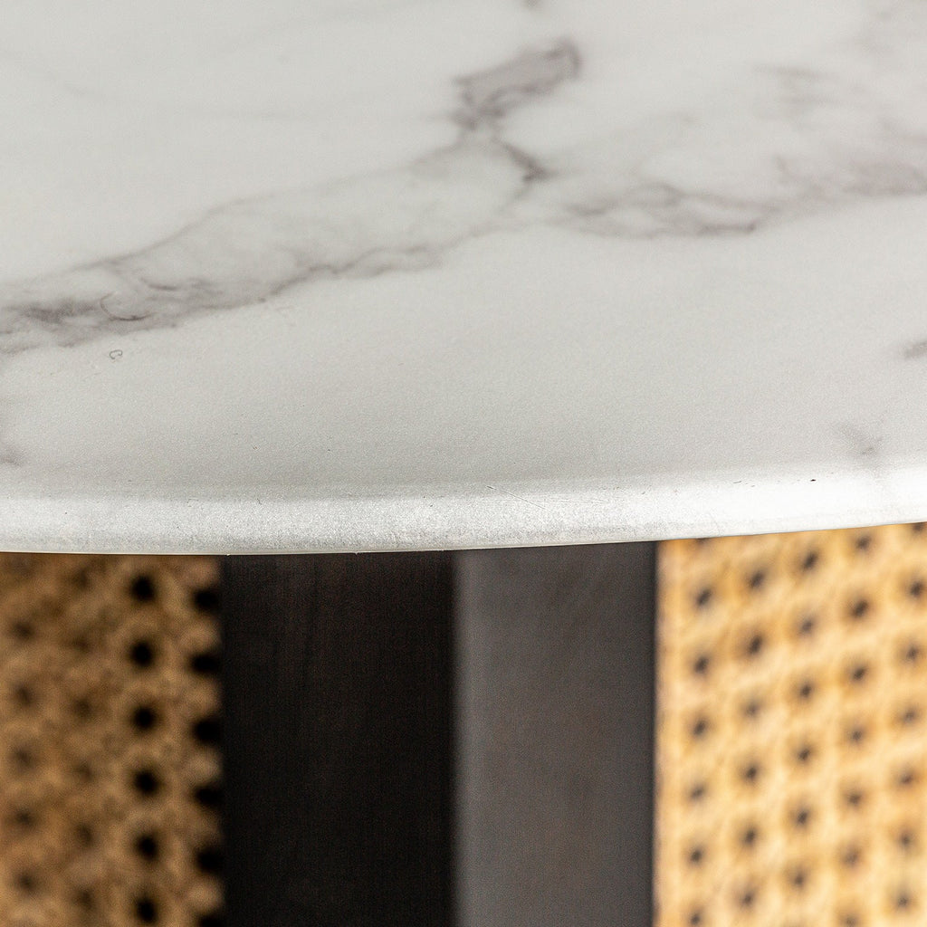 Runder Esstisch aus Tannenholz kombiniert mit einer weissen Marmorplatte - Maison Oudh