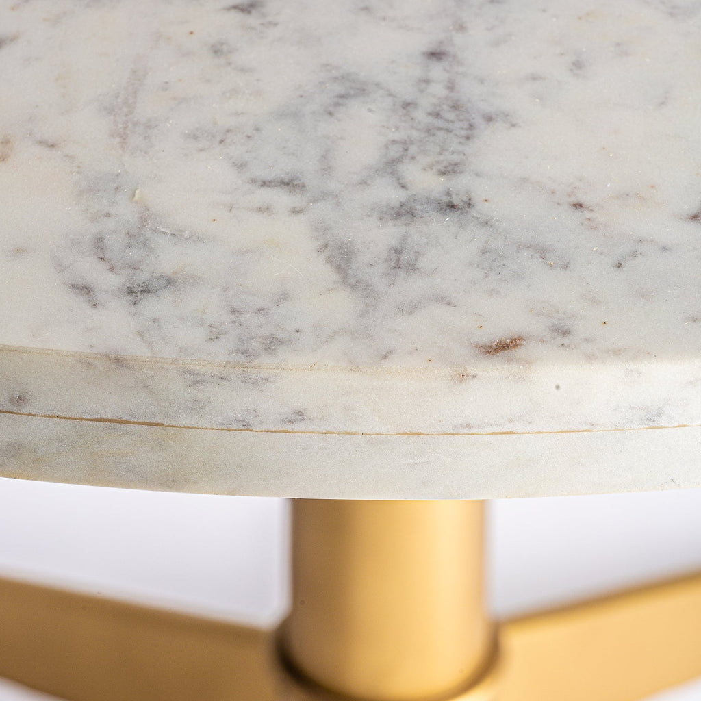 Runder Esstisch in Gold kombiniert mit einer weissen Marmorplatte - Maison Oudh