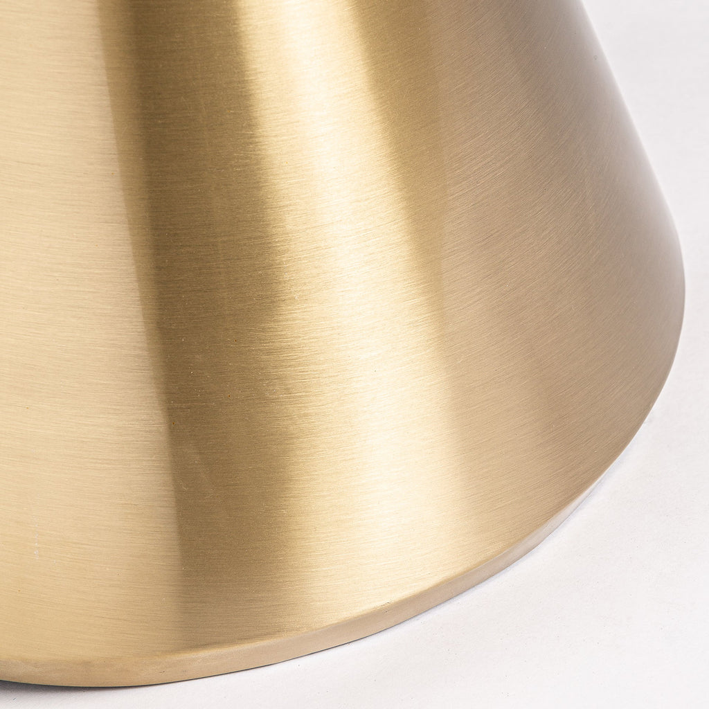 Runder Esstisch mit einer marmorierten Tischplatte in Weiss kombiniert mit goldenem Stahl -large- - Maison Oudh