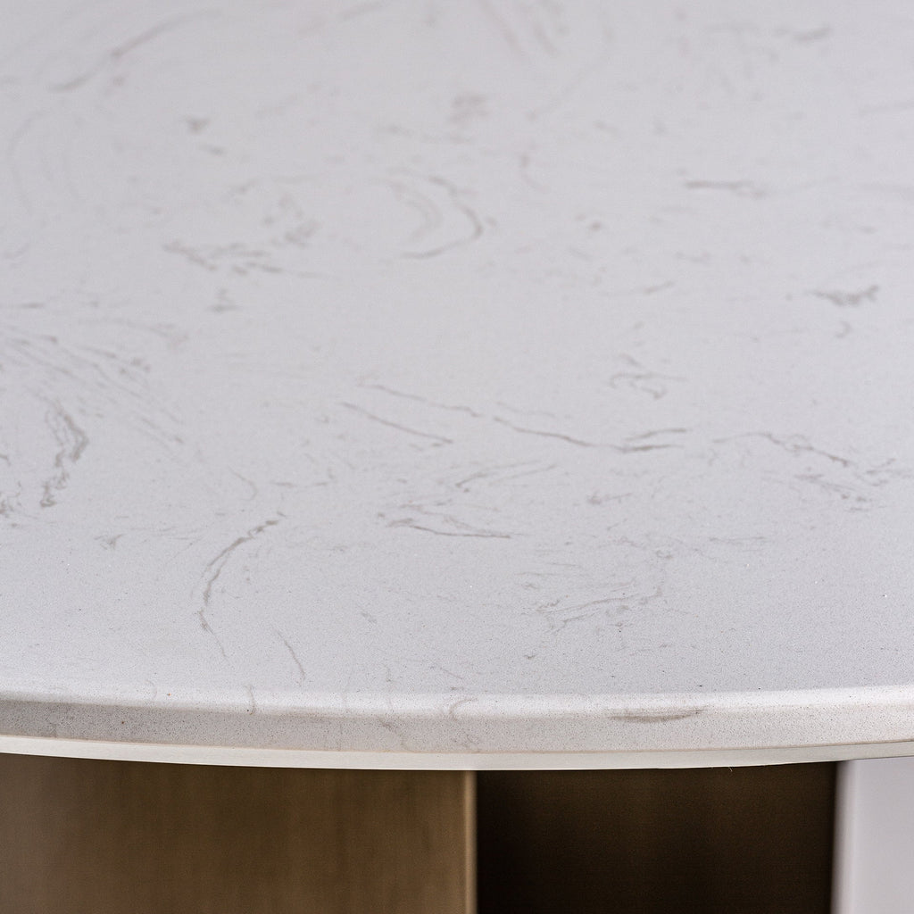 Runder Esstisch mit einer weissen Marmorplatte - Maison Oudh