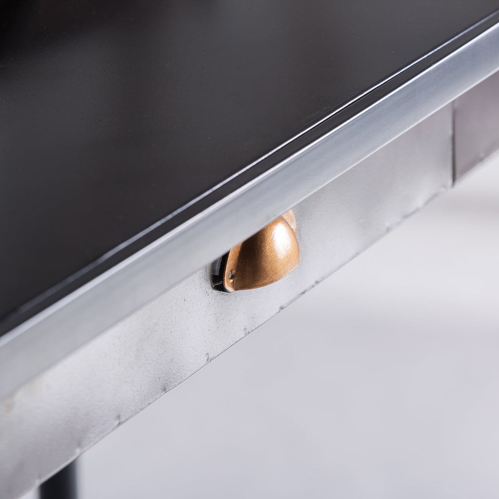 Schreibtisch aus Eisen im Industrial Stil kombiniert mit goldenen Details - Maison Oudh