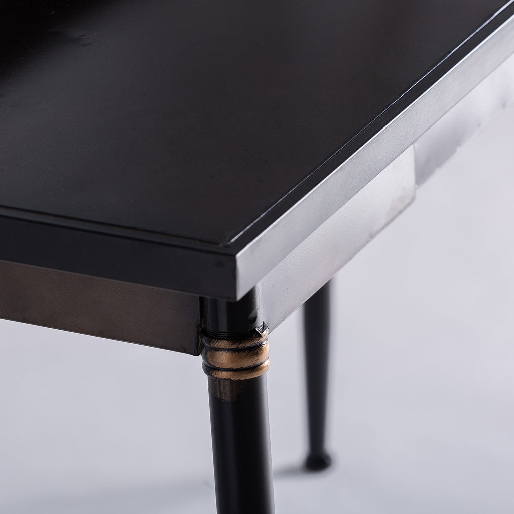 Schreibtisch aus Eisen im Industrial Stil kombiniert mit goldenen Details - Maison Oudh
