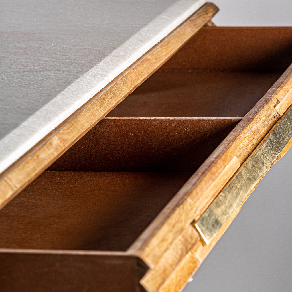 Schreibtisch aus Mangoholz kombiniert mit einer hellen Tischplatte aus Marmor - Maison Oudh