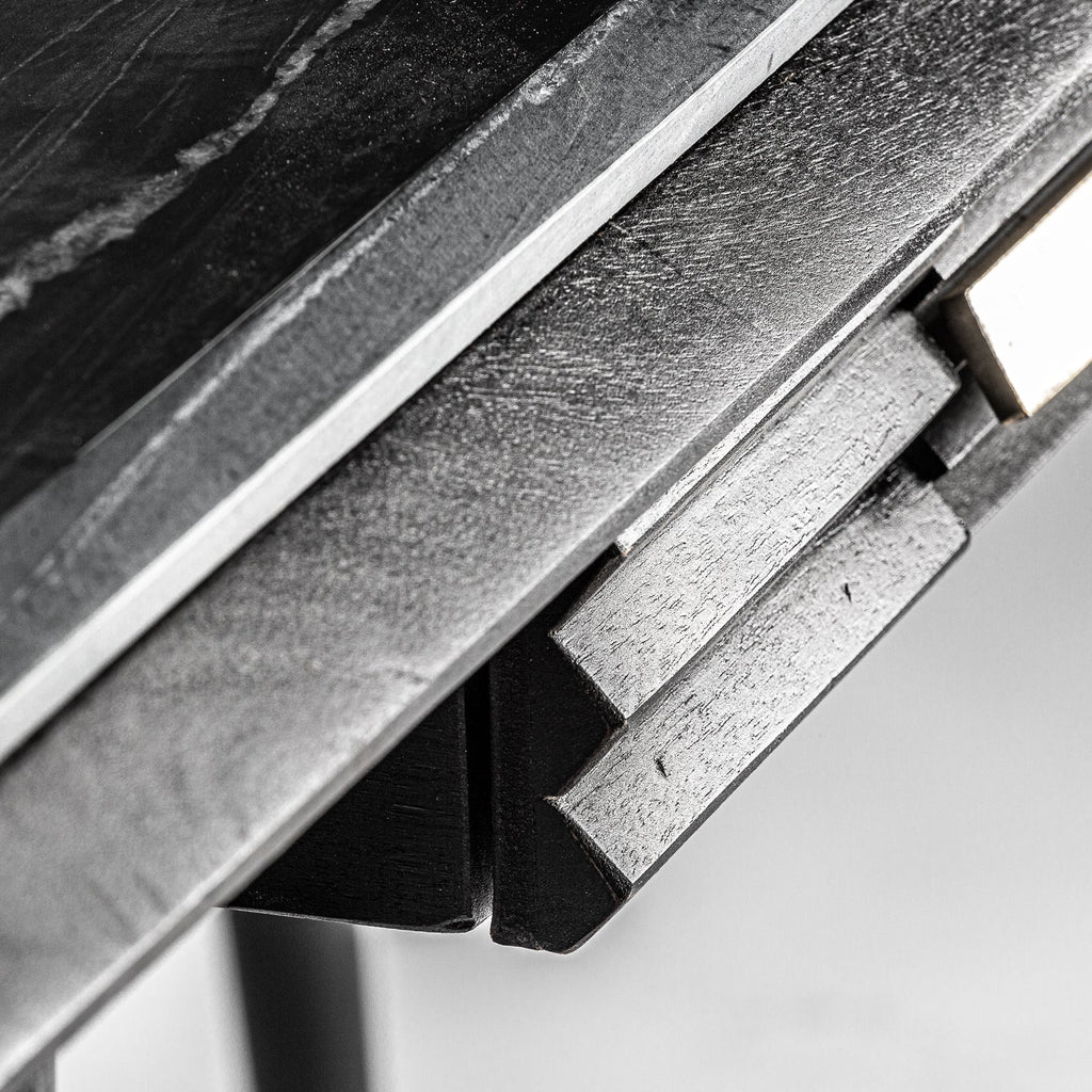 Schreibtisch in Schwarz aus Mangoholz kombiniert mit Marmor - Maison Oudh