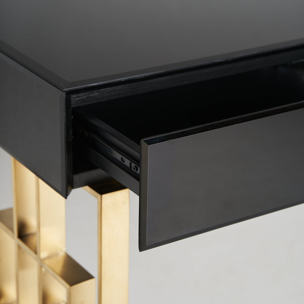Schwarze Konsole aus Spiegelglas kombiniert mit goldenen Details - Maison Oudh