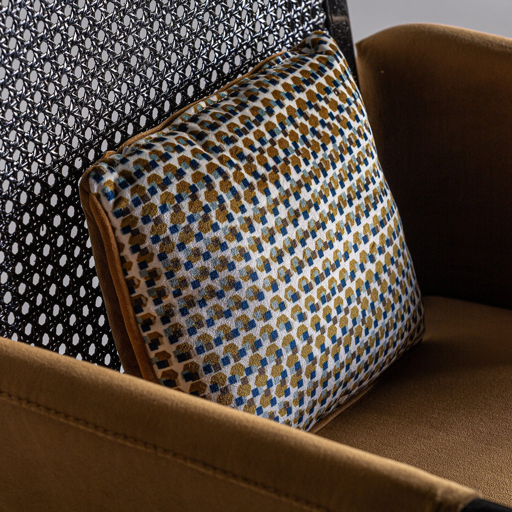 Schwarzer Art Deco Stuhl aus Walnussbaumholz und Rattan kombiniert mit senffarbenem Samt - Maison Oudh