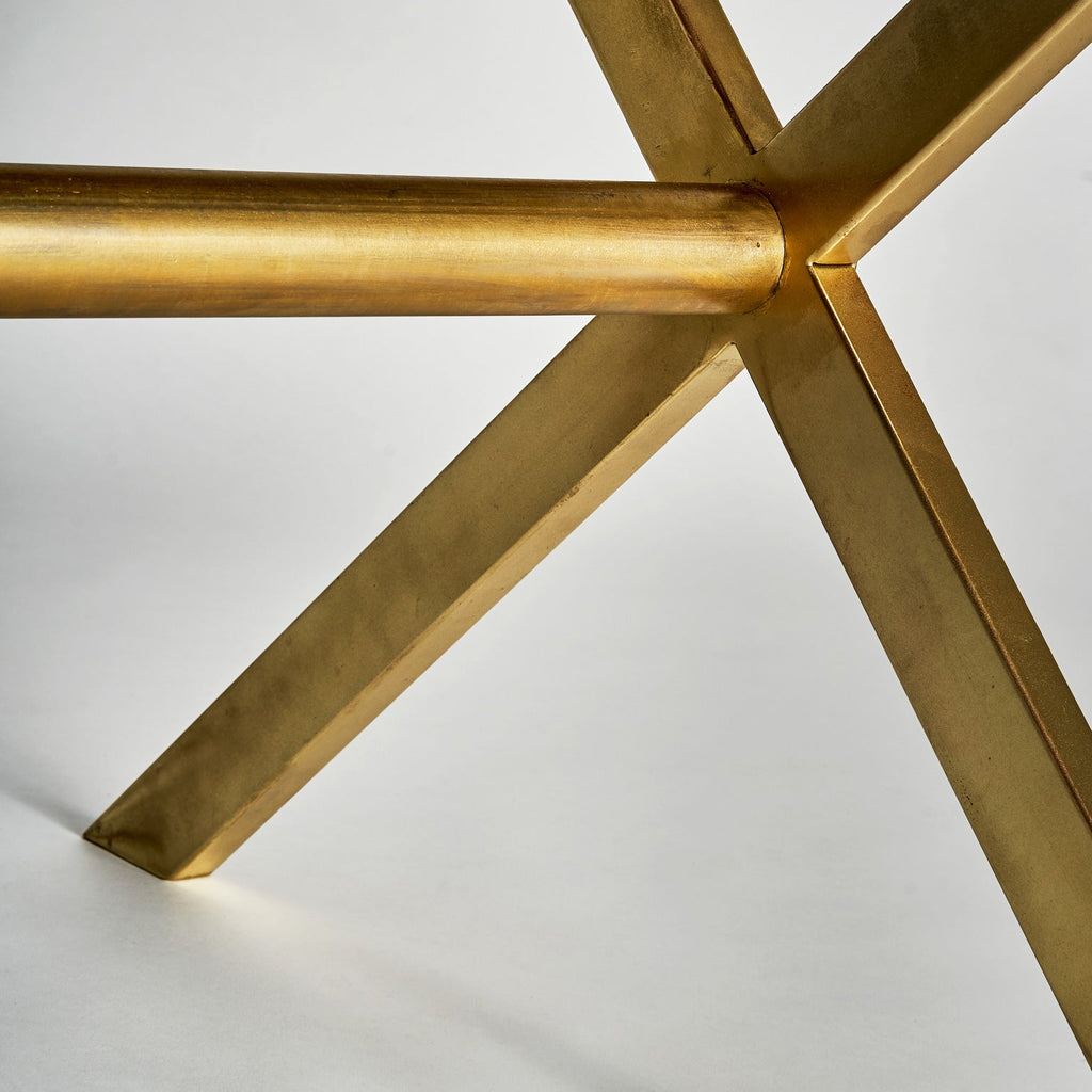 Schwarzer Esstisch aus Mangoholz kombiniert mit Gold - Maison Oudh