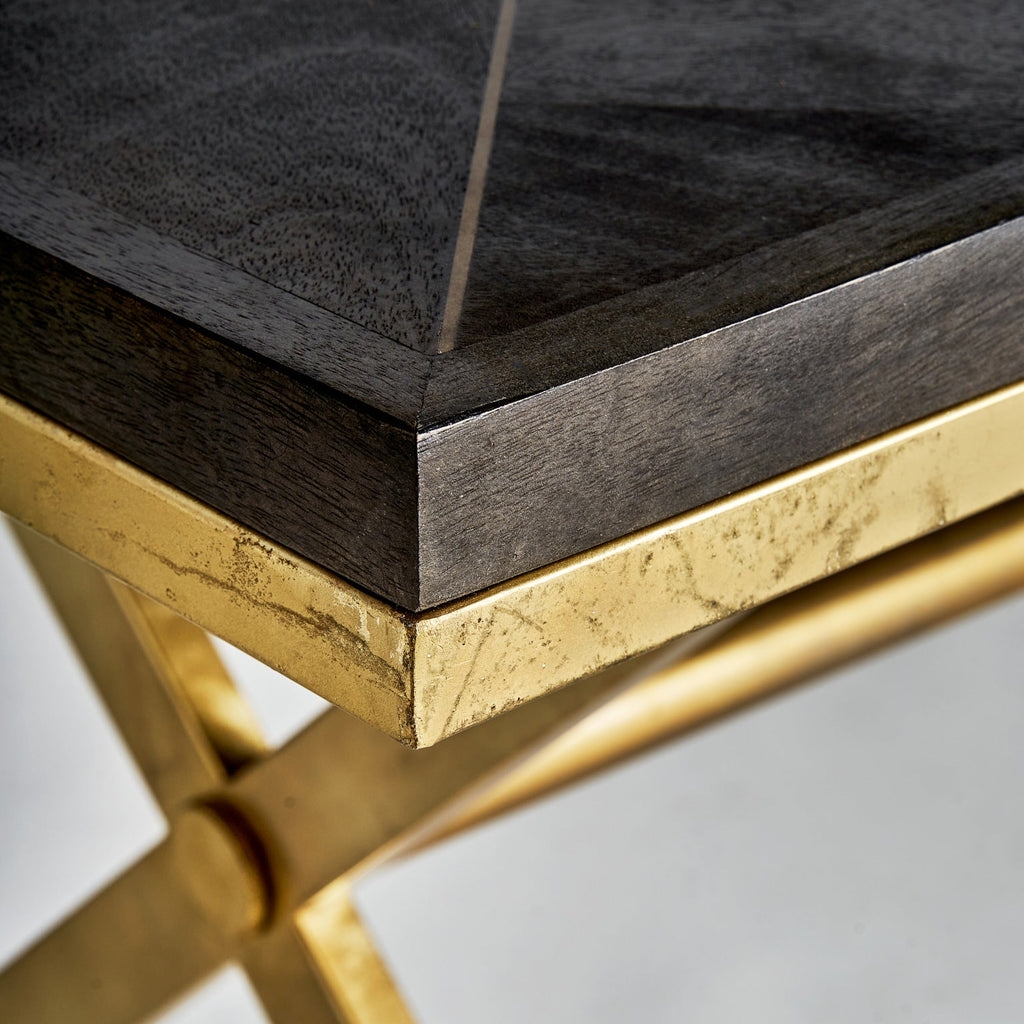 Schwarzer Esstisch aus Mangoholz kombiniert mit Gold - Maison Oudh