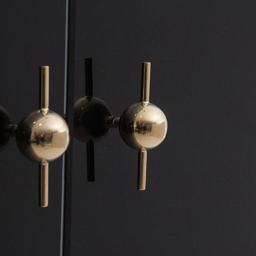 Schwarzer Hochschrank im Art Deco Stil kombiniert mit goldenen Elementen - Maison Oudh