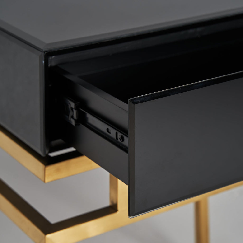 Schwarzer Nachttisch aus Kristallglas kombiniert mit goldenen Elementen - Maison Oudh