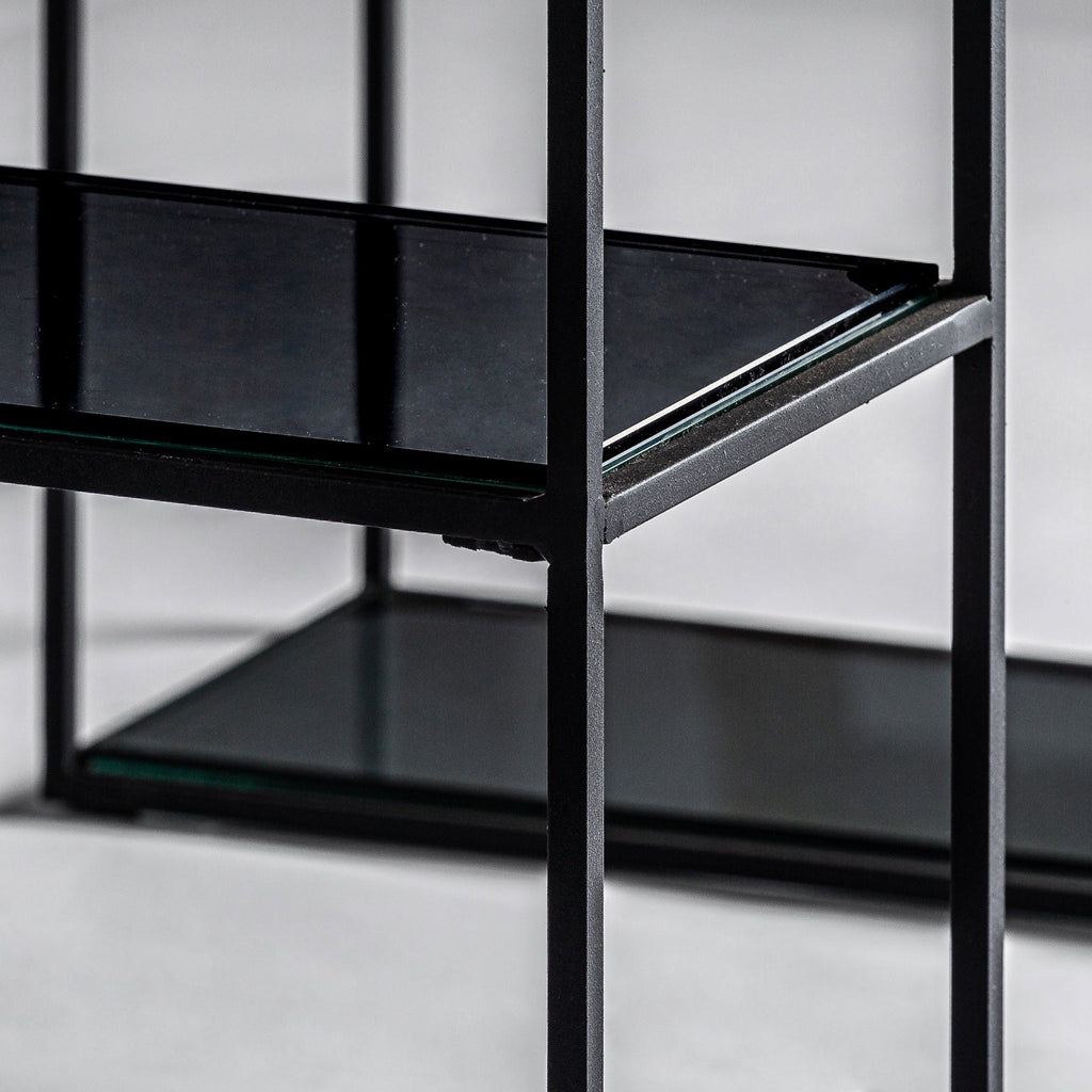 Schwarzer Schreibtisch im Industrial Design kombiniert mit dunklen Glasplatten - Maison Oudh