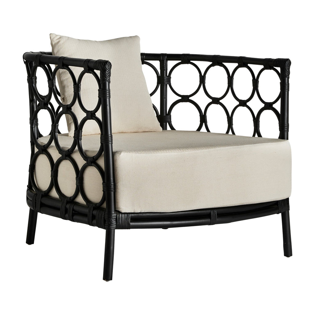 Schwarzer Sessel aus Rattan kombiniert mit Kissen aus weisser Baumwolle - Maison Oudh