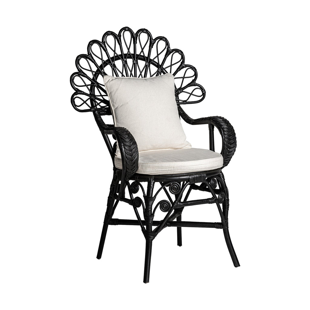 Schwarzer Sessel aus Rattan mit dekorativer Rückenlehne und Kissen  - Maison Oudh