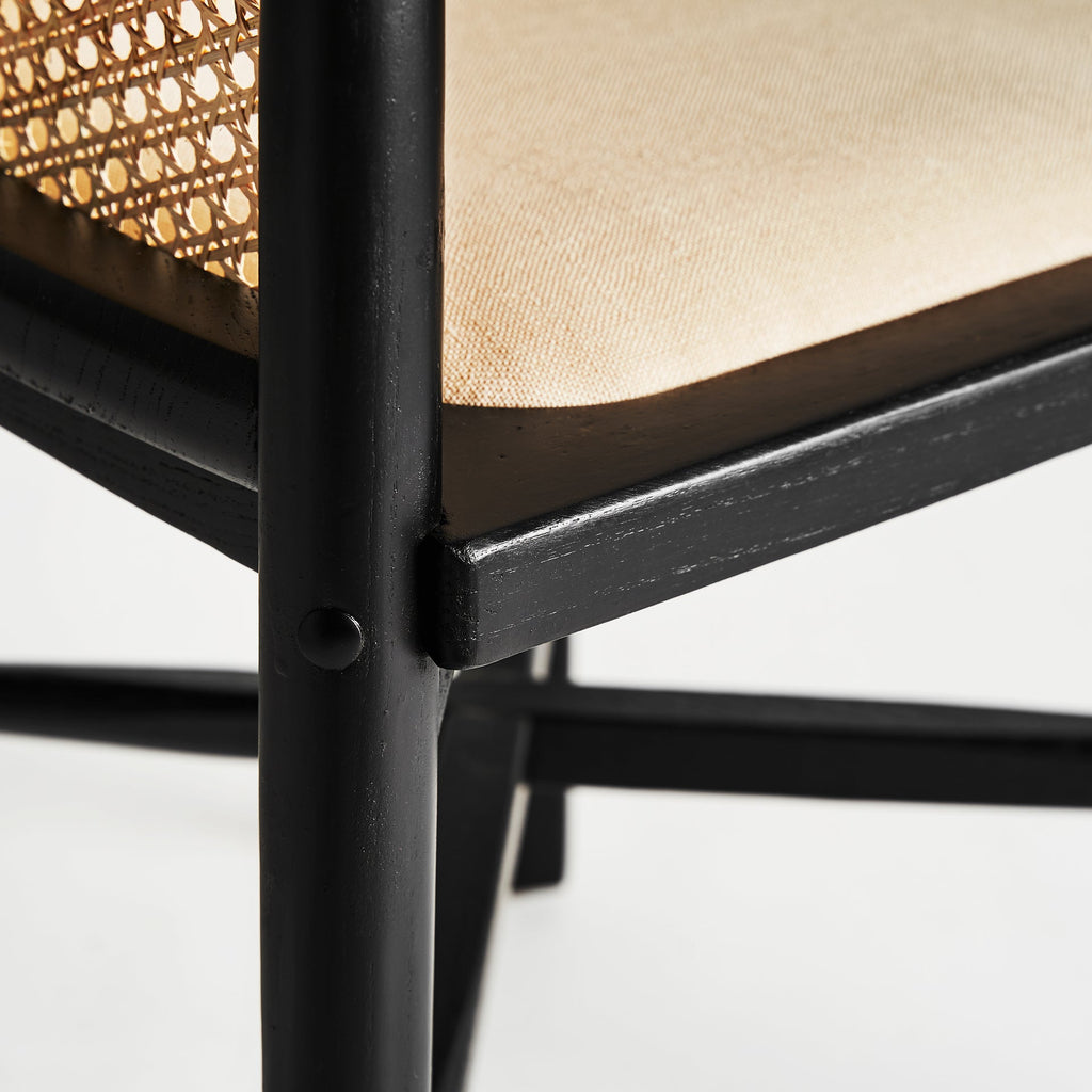 Moderne Eleganz: Schwarzer Stuhl aus Birkenholz mit Wiener Geflecht und Leinenpolster- Maison Oudh