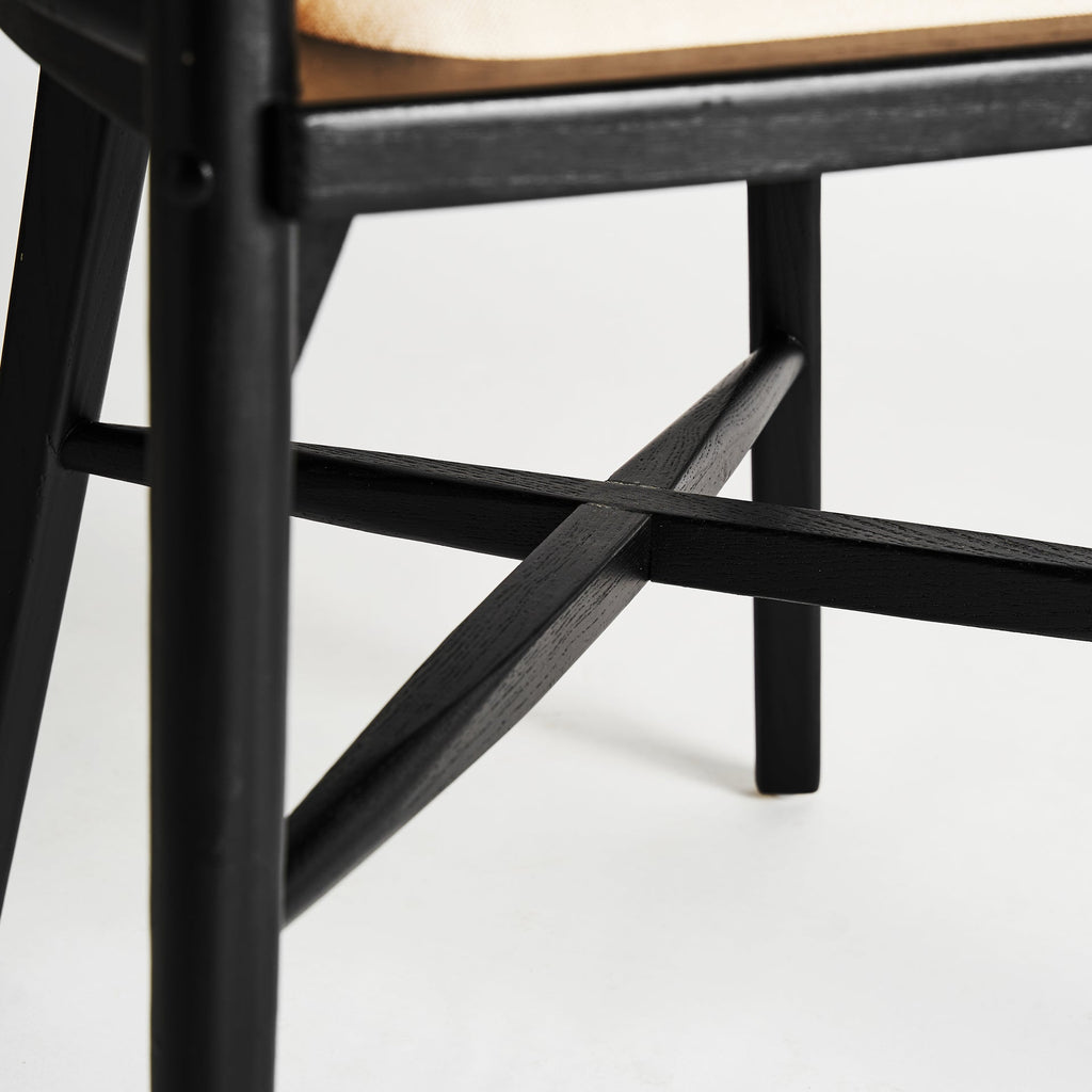Schwarzer Stuhl aus Birkenholz kombiniert mit naturfarbenen Leinen und Rattan - Maison Oudh