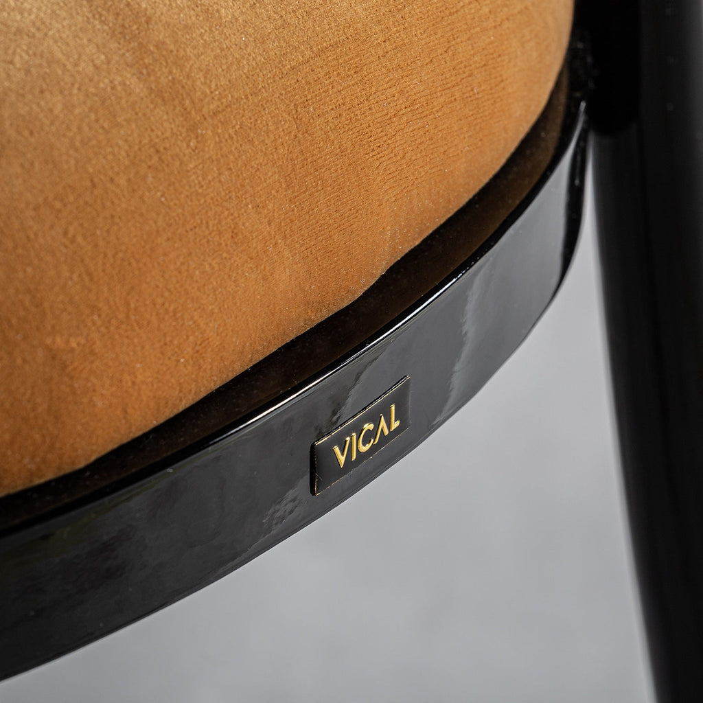Schwarzer Stuhl im Vintage Design kombiniert mit Rattan und ockerfarbenem Samt - Maison Oudh