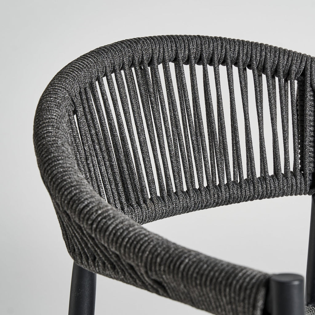 Schwarzer Stuhl mit Seilen bezogen - Maison Oudh