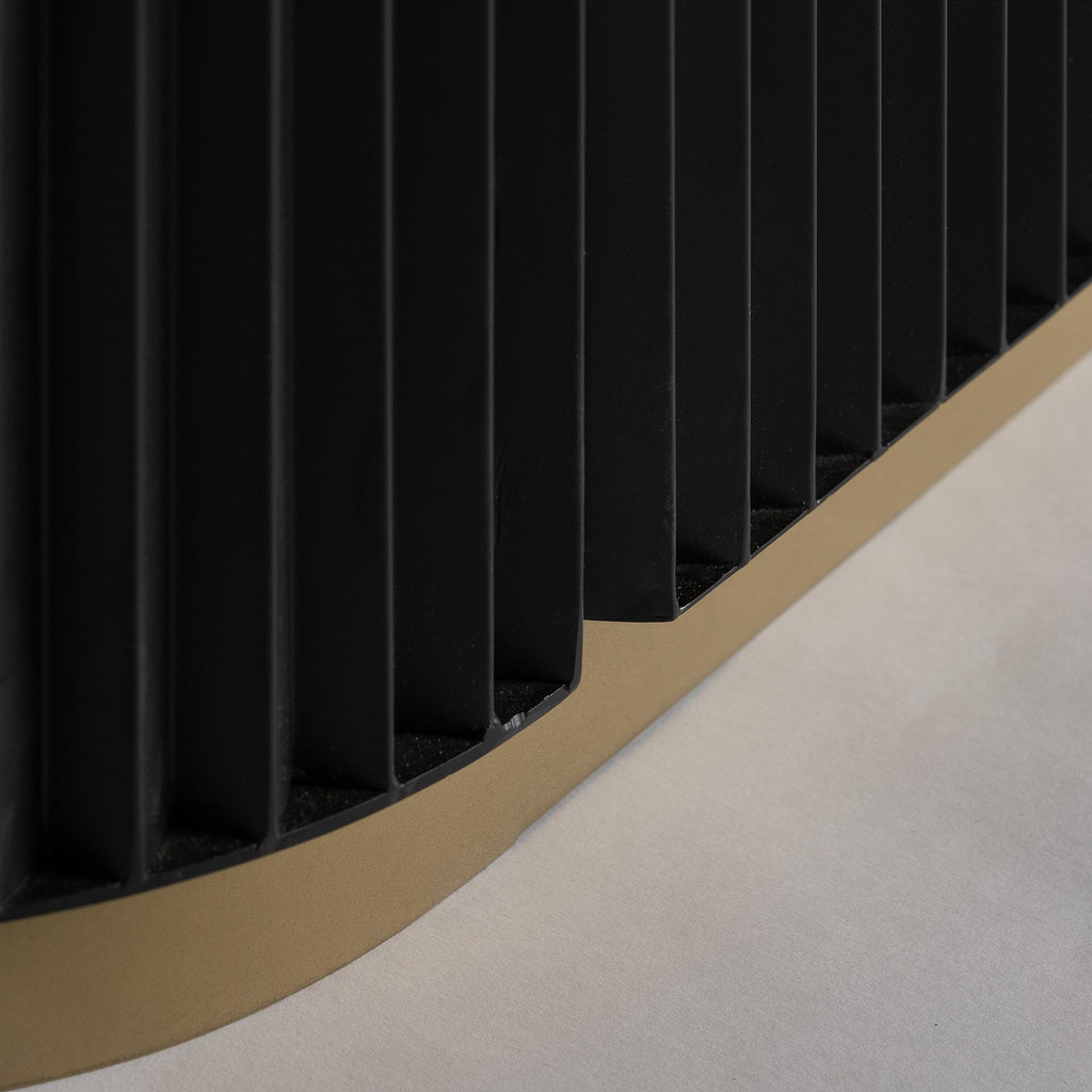 Schwarzes Sideboard im Art Deco Stil kombiniert mit einer weissen Marmorplatte - Maison Oudh
