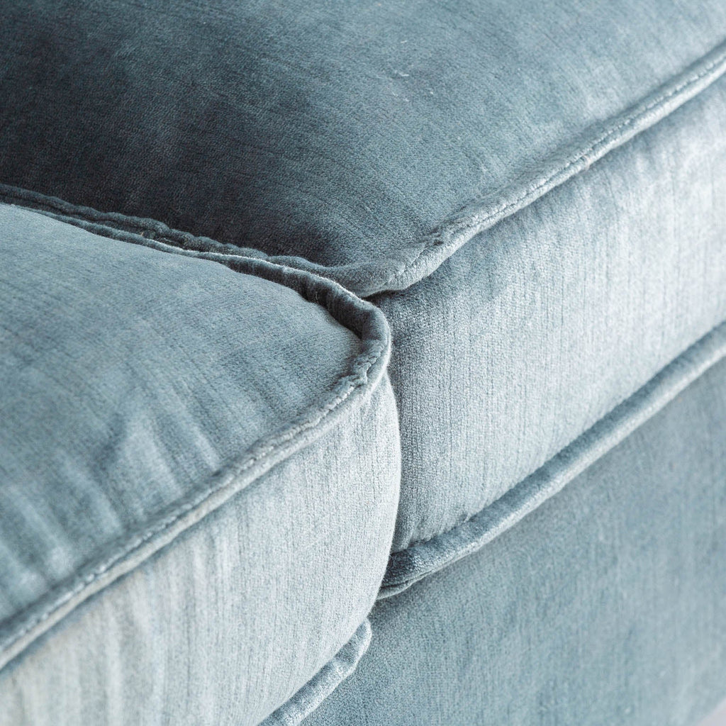 Sofa aus Kiefernholz bezogen mit grauem Samt - Maison Oudh