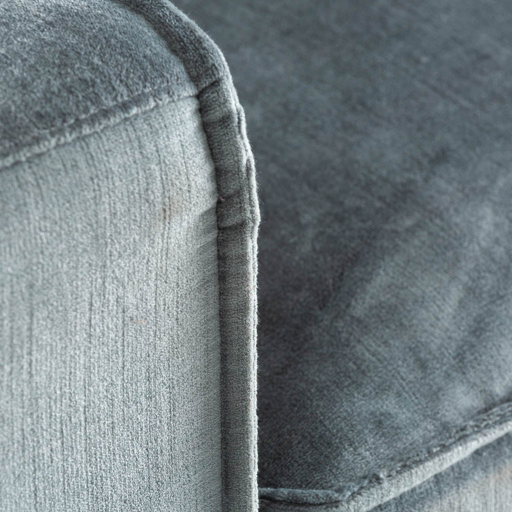 Sofa aus Kiefernholz bezogen mit grauem Samt - Maison Oudh