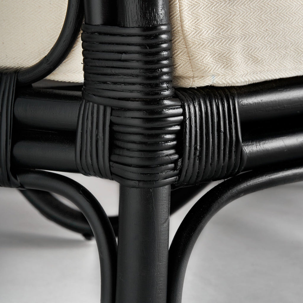 Sofa aus schwarzem Rattan kombiniert mit weisser Baumwolle - Maison Oudh