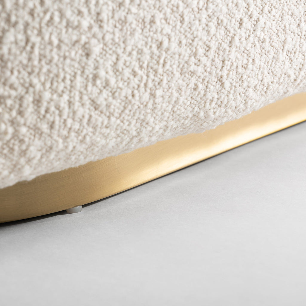 Sofa aus weissem Bouclé kombiniert mit goldenem Stahl - Maison Oudh